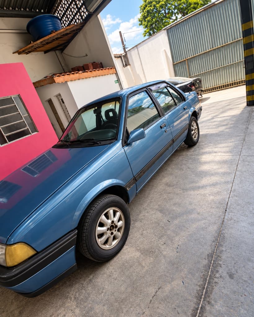 Chevrolet Monza azul com restauração completa, pintura espelhada brilhante e linhas clássicas impecáveis