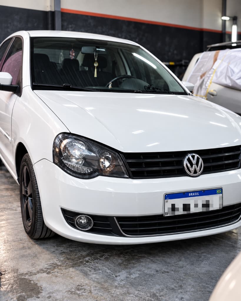 Volkswagen Polo com frente totalmente reconstruída, polida e alinhada na oficina