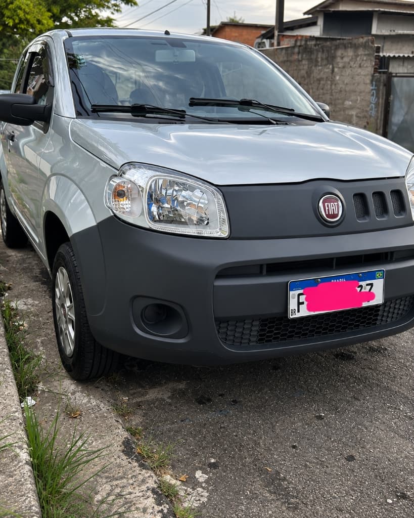 Fiat Uno prata com capô perfeitamente alinhado, frente restaurada e faróis encaixados com precisão